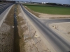 Przegroda filtracyjna na rowie drogowym jak próg piętrzący wodę
