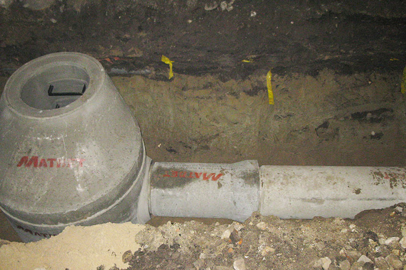 Nowowybudowana kanalizacja deszczowa z rur betonowych