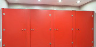 Kabiny sanitarne Murowane czy Systemowe – Porównanie cen? Nowoczesne kabiny sanitarne (fot. Kabis z Gruszczyna)