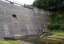 Suchy zbiornik przeciwpowodziowy i zapora wodna w Międzygórzu Zbiornik retencyjny przeciwpowodziowy Zapora wodna Międzygórze