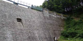 Suchy zbiornik przeciwpowodziowy i zapora wodna w Międzygórzu Zbiornik retencyjny przeciwpowodziowy Zapora wodna Międzygórze