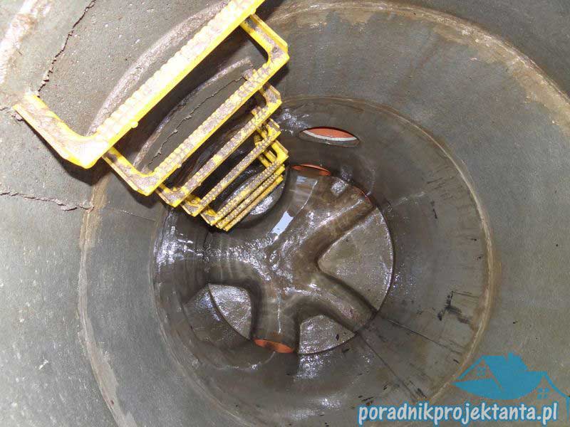 Studnia kanalizacyjna przyłączeniowa DN1000 z kinetą betonową