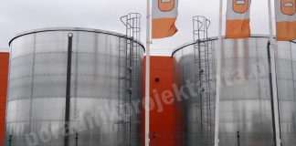 Zbiorniki przeciwpożarowe – Jak obliczyć czas napełniania wodą? Dwa naziemne stalowe zbiorniki zapasu wody do celów przeciwpożarowych przy centrum budowlanym