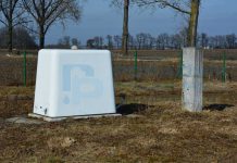 Przewody zasilające pompy głębinowe w stacji uzdatniania wody Obudowa studni głębinowej (fot. własna)