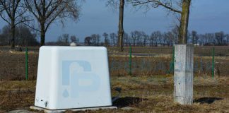 Przewody zasilające pompy głębinowe w stacji uzdatniania wody Obudowa studni głębinowej (fot. własna)