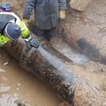 Naprawa cieknącego połączenia kielichowego na rurociągu żeliwnym DN500 w Gorzowie Wielkopolski.