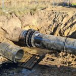 Przebudowa magistrali wodociągowej z rur stalowych DN900 na PE dn800 w Kołobrzegu – Łączniki redukcyjne podwójnie śrubowane MULIGRIP NSMGR-D PN16 (przejście stal900/PE800) wraz z tulejami wzmacniającymi.