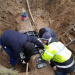 Naprawa cieknącego połączenia kielichowego na rurociągu żeliwnym DN500 w Gorzowie Wielkopolski. Obejma naprawcza DUOFIT.
