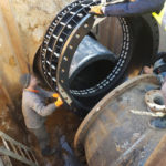 Połączenie rury PEHD d1400 z istniejącą redukcją stalową DN1600/DN1400. Na zdjęciu montaż łącznika MGR-F DN1400 PN16.