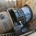 Połączenie rury PEHD d1400 z istniejącą redukcją stalową DN1600/DN1400. Na zdjęciu montaż łącznika MGR-F DN1400 PN16.