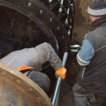 Połączenie rury PEHD d1400 z istniejącą redukcją stalową DN1600/DN1400. Na zdjęciu montaż łącznika MGR-F DN1400 PN16.