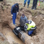 Naprawa cieknącego połączenia kielichowego na rurociągu żeliwnym DN500 w Gorzowie Wielkopolski. Obejma naprawcza DUOFIT.