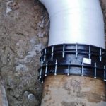 Połączenie rury GRP OD 820mm z rurą stalową OD 813mm, PN10 za pomocą łącznika rurowo-rurowego podwójnie śrubowanego (nr kat. LSN10-DE835)