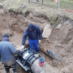 Naprawa cieknącego połączenia kielichowego na rurociągu żeliwnym DN500 w Gorzowie Wielkopolski. Obejma naprawcza DUOFIT.