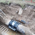 Naprawa cieknącego połączenia kielichowego na rurociągu żeliwnym DN500 w Gorzowie Wielkopolski. Obejma naprawcza DUOFIT.