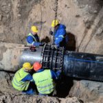 Przebudowa magistrali wodociągowej z rur stalowych DN900 na PE dn800 w Kołobrzegu – Łączniki redukcyjne podwójnie śrubowane MULIGRIP NSMGR-D PN16 (przejście stal900/PE800) wraz z tulejami wzmacniającymi.