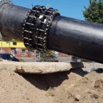 Montaż łączników rurowych podwójnie śrubowanych Nova Siria srl MGRF-D DN800, wraz z tulejami wzmacniającymi, na kolektorach kanalizacji tłocznej w Szczecinie, przez firmę OLE ze Szczecina. Łączniki zamontowano na rurze PE DN800 firmy Uponor Polska.