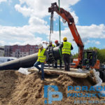Montaż łączników rurowych podwójnie śrubowanych Nova Siria srl MGRF-D DN800, wraz z tulejami wzmacniającymi, na kolektorach kanalizacji tłocznej w Szczecinie, przez firmę OLE ze Szczecina. Łączniki zamontowano na rurze PE DN800 firmy Uponor Polska.